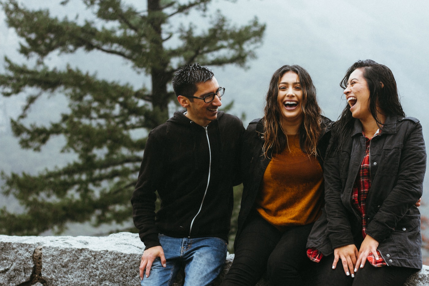 Grupo de amigos caminhando juntos