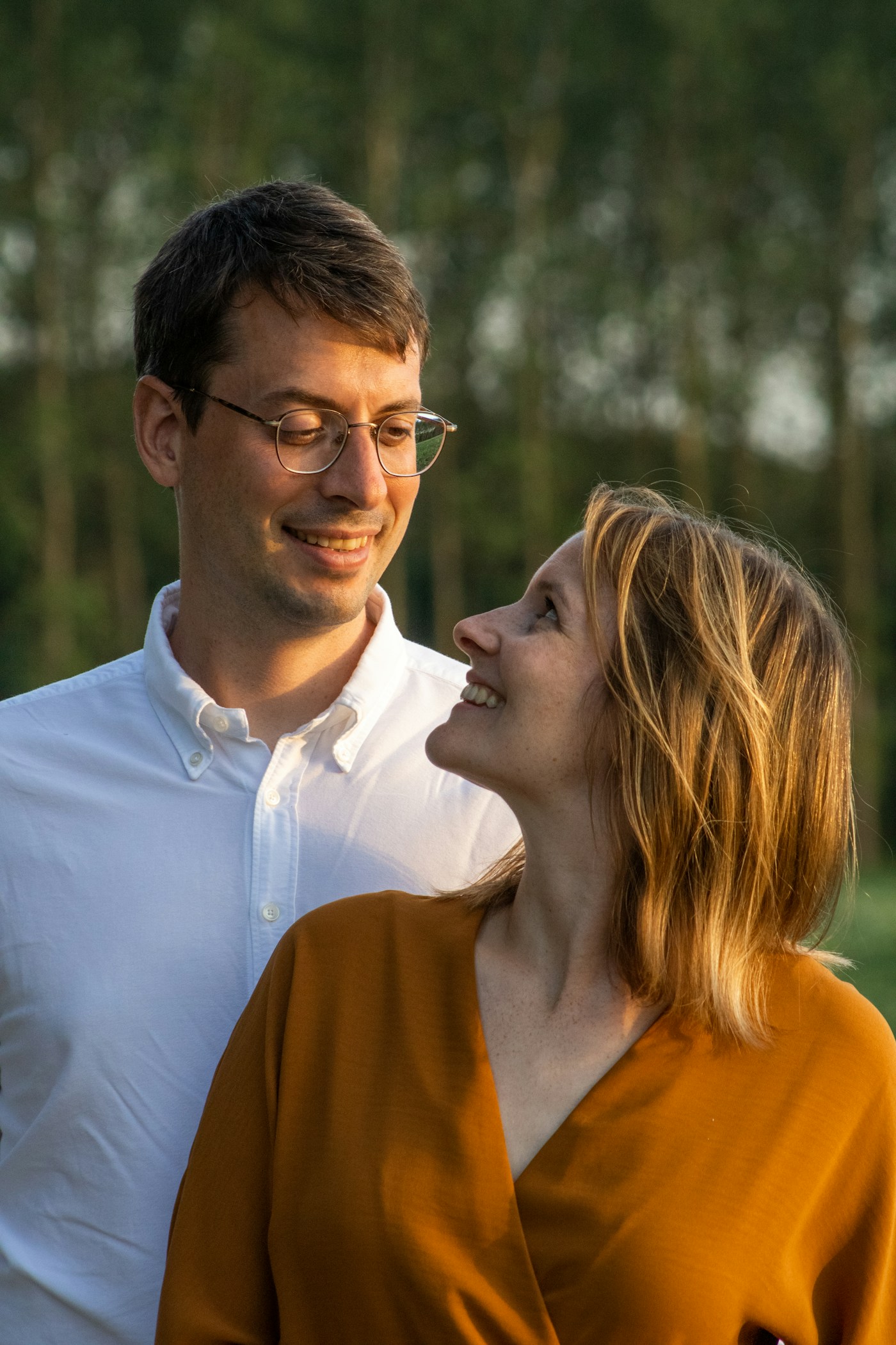 Casal sorrindo em conversa