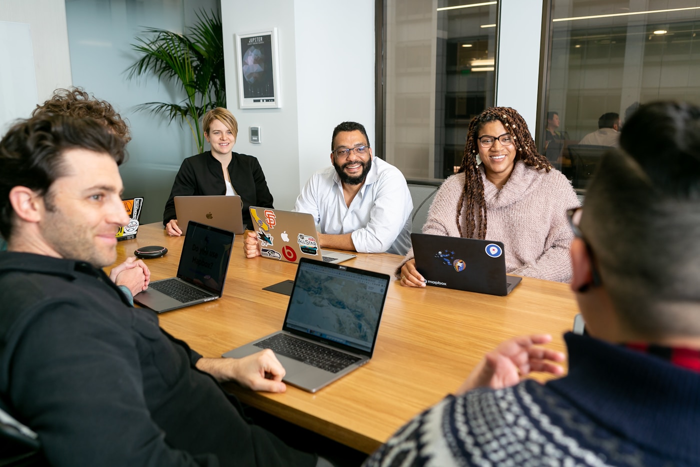 Equipe reunida em mesa de trabalho